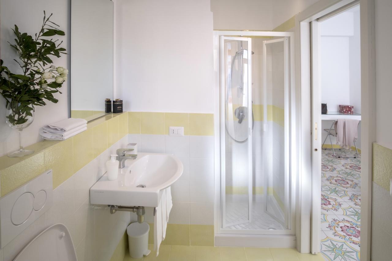 Amore Rentals - Appartamento Erica Sorrento Luaran gambar